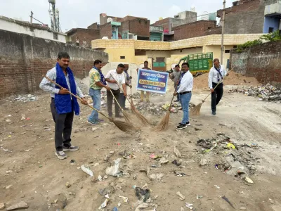 राजनगर में कूड़े पर सियासत बसपा पार्षदों ने लगाई झाड़ू, अधिकारियों को दी ऑफिस बंद की चेतावनी नगर निगम में हड़कंप बसपा…