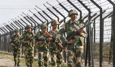 भारत-बाग्लादेश बॉर्डर पर तस्करों ने BSF जवान पर किया हमला, जवाबी कार्रवाई में एक स्मगलर ढेर