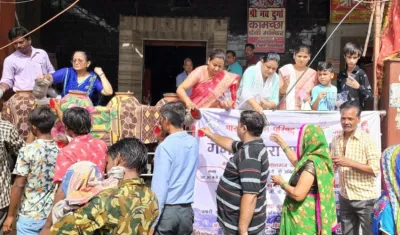 समर्पण ने गंगा दशहरा के पर्व पर लगाई सुगंधित शरबत की प्याऊ