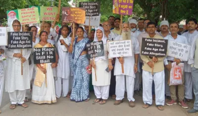 आशाराम समर्थकों ने काली पट्टी बांध कर बोदला चौराहा से मानस नगर तक निकाला मौन जलूस, दिया ज्ञापन