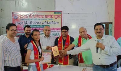 हिंदी दिवस पर हुई निबंध प्रतियोगिता छात्रों का किया सम्मान