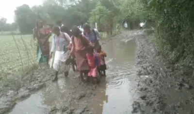 कीचड़ भरे रास्ते से निकलकर पहुंचते है बच्चे स्कूल ,पढ़ाई में होता व्यवधान पैदा