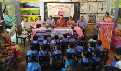 बच्चों और किशोरियों को शिक्षण सामग्री और उपहार देकर मनाई दिवाली