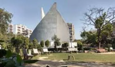 शहीद स्मारक पार्क में एडीए द्वारा टिकट लगाने के विरोध में मंडलायुक्त को दिया ज्ञापन