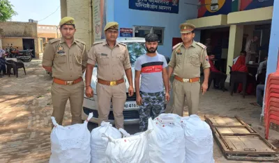रिट्ज कार के हर पार्ट से निकली शराब की बोतल, एक तस्कर गिरफ्तार