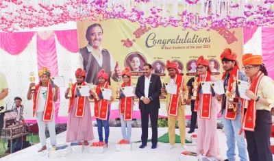 केआरएस ग्रुप ने दसवीं तथा बारहवीं के मेधावी छात्र छात्राओं को किया सम्मानित