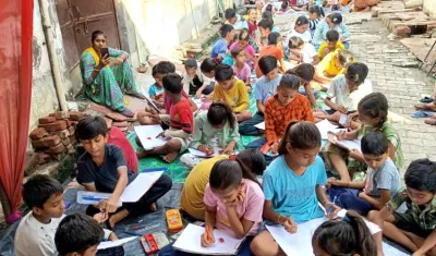 गणेश महोत्सव में हुई बच्चों की पेंटिंग प्रतियोगिता , बांटे गिफ्ट