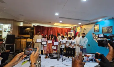 एक दिन बन्धन मुक्त नज़ीर अकबराबादी के नाम का पहला आयोजन शीरोज हैंग आउट में हुआ आयोजित ।