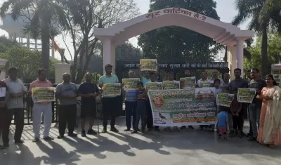 राष्ट्रीय स्वयंसेवक संघ आगरा के तत्वावधान में अहिंसा दिवस पर "जीयो और जीने दो" का संदेश देते हुए किया सेवा कार्य