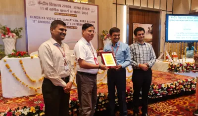 केंद्रीय विद्यालय संगठन के उपायुक्त ने प्राचार्य संजय कुमार को किया सम्मानित