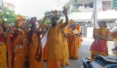 विश्व सनातन ट्रस्ट ने कलश यात्रा निकाल श्रीमद् भागवत कथा का किया शुभारंभ