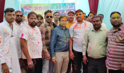 उत्तर प्रदेश स्थानीय निकाय कर्मचारी महासंघ के तत्वावधान में होली मिलन समारोह आयोजन