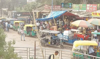 रेलवे स्टेशन के बाहर ‘कब्जों का साम्राज्य’, प्रशासन मूकदर्शक