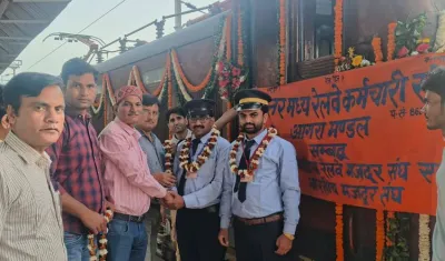 गाड़ी संख्या 20178 /20177 का केंद्रीय राज्य मंत्री प्रो. एस. पी. सिंह बघेल ने हरी झंडी दिखा कर किया शुभारंभ