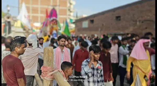 नम आंखों से याद किए गए इमाम हुसैन,आगरा में निकला फूलों के ताजियों का ऐतिहासिक जुलूस