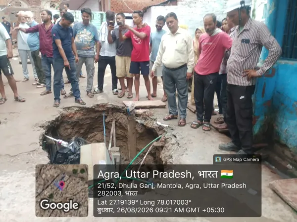 धूलियागंज में मिट्टी धंसने से सड़क पर बना बड़ा गड्ढा, निगम ने एक घंटे में कराया दुरुस्त