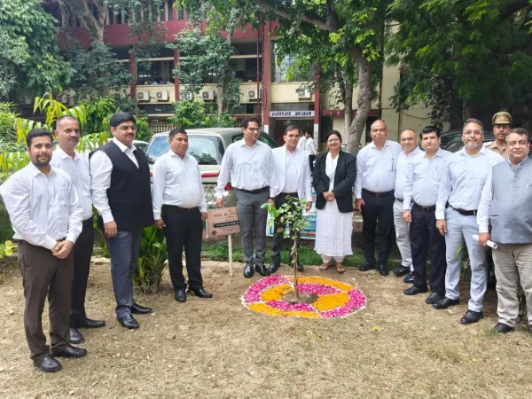 दिवानी न्यायालय परिसर, आगरा में वृक्षारोपण कार्यक्रम का हुआ आयोजन