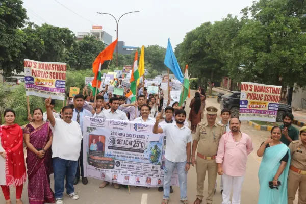 15 आगस्त की पूर्व संध्या पर इशरे ने किड्स वनस्थली स्कूल से दिया पर्यावरण बचाने का संदेश
