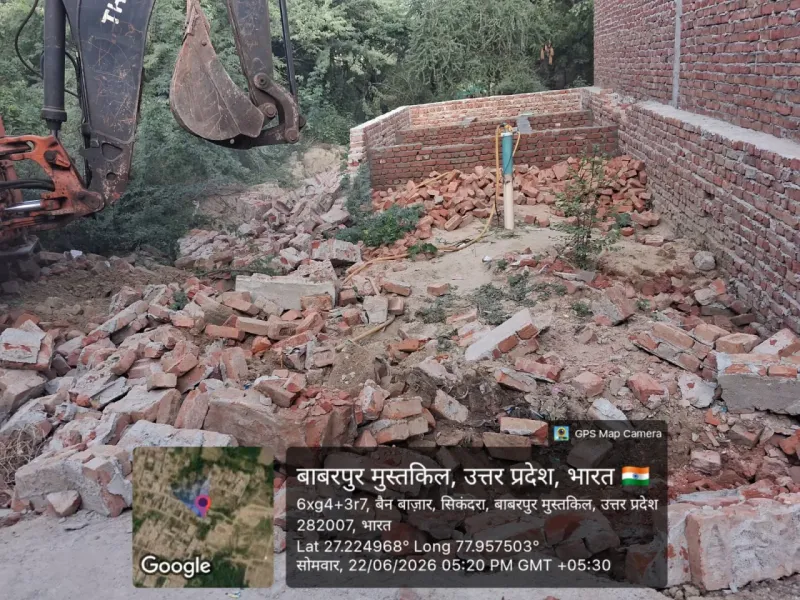 सिकंदरा में नगर निगम की 80 गज भूमि पर अवैध कब्जा ध्वस्त, बाउंड्री वॉल गिराई