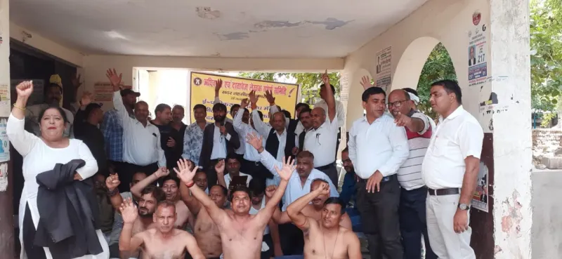 सरकार ई-रजिस्ट्रेशन के खिलाफ अधिवक्ताओं ने किया तहसील में अर्धनग्न होकर प्रदर्शन