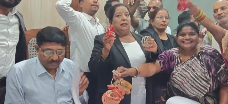 ई-रजिस्ट्रेशन/फ्रंट ऑफिस के के विरोध में सदर तहसील में शनिवार को भी अधिवक्ताओं ने किया प्रदर्शन