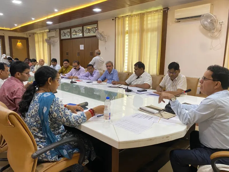 राजस्व वसूली में नहीं चलेगी ढिलाई, बड़े बकायेदारों से वसूली को चलाएं अभियान-नगर आयुक्त संतोष कुमार वैश्य