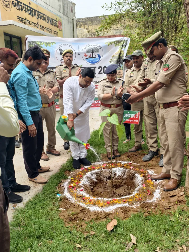 वन महोत्सव पर खंदौली सामुदायिक स्वास्थ्य केंद्र मे हुआ पौधारोपण, ब्लॉक प्रमुख ने दिया पर्यावरण संरक्षण का संदेश