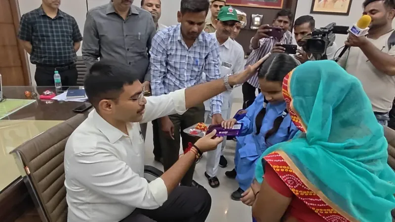 जिलाधिकारी मनीष बंसल के दृष्टिबाधित स्कूल की छात्राओं ने बांधी राखी, जिलाधिकारी ने छात्राओं को उपहार दिए