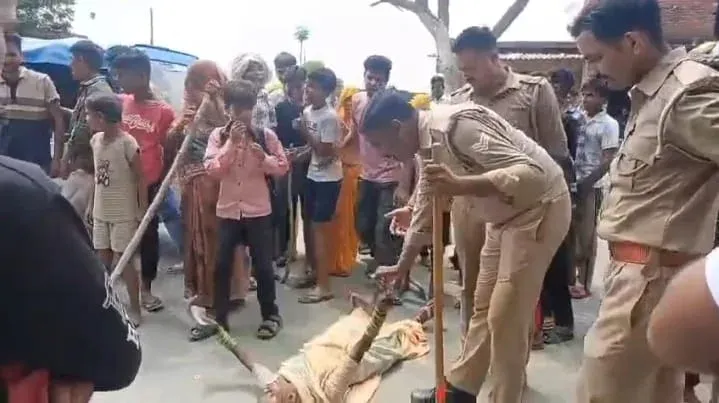 मुड़ी गांव में शराब के ठेके के विरोध में उतरी महिलाओं का प्रदर्शन, ठेके पर लगा ताला