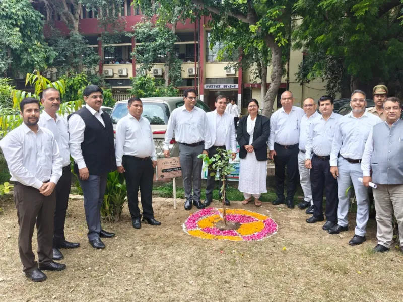 दिवानी न्यायालय परिसर, आगरा में वृक्षारोपण कार्यक्रम का हुआ आयोजन