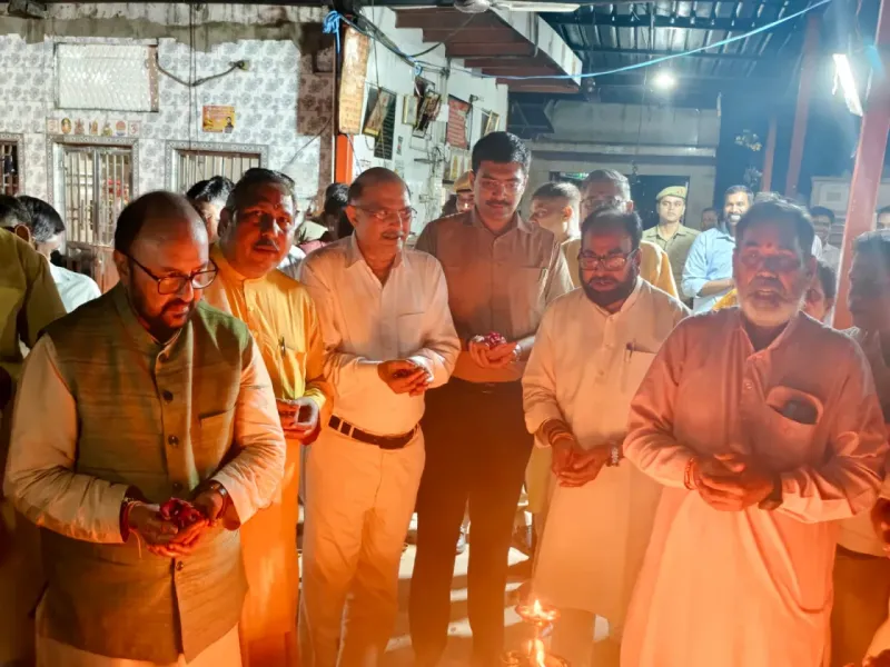 उच्च शिक्षा मंत्री योगेंद्र उपाध्याय व , आयुक्त एवं जिलाधिकारी आगरा नें यमुना आरती स्थल पर 15000 दीपक जलाकर आशीर्वाद का…