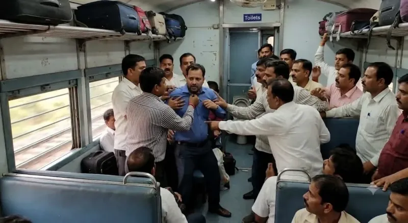 चलती ट्रेन में शख्स ने की शर्मनाक हरकत, पेशाब करने पर यात्रियों ने की पिटाई