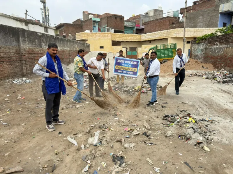 राजनगर में कूड़े पर सियासत बसपा पार्षदों ने लगाई झाड़ू, अधिकारियों को दी ऑफिस बंद की चेतावनी नगर निगम में हड़कंप बसपा…