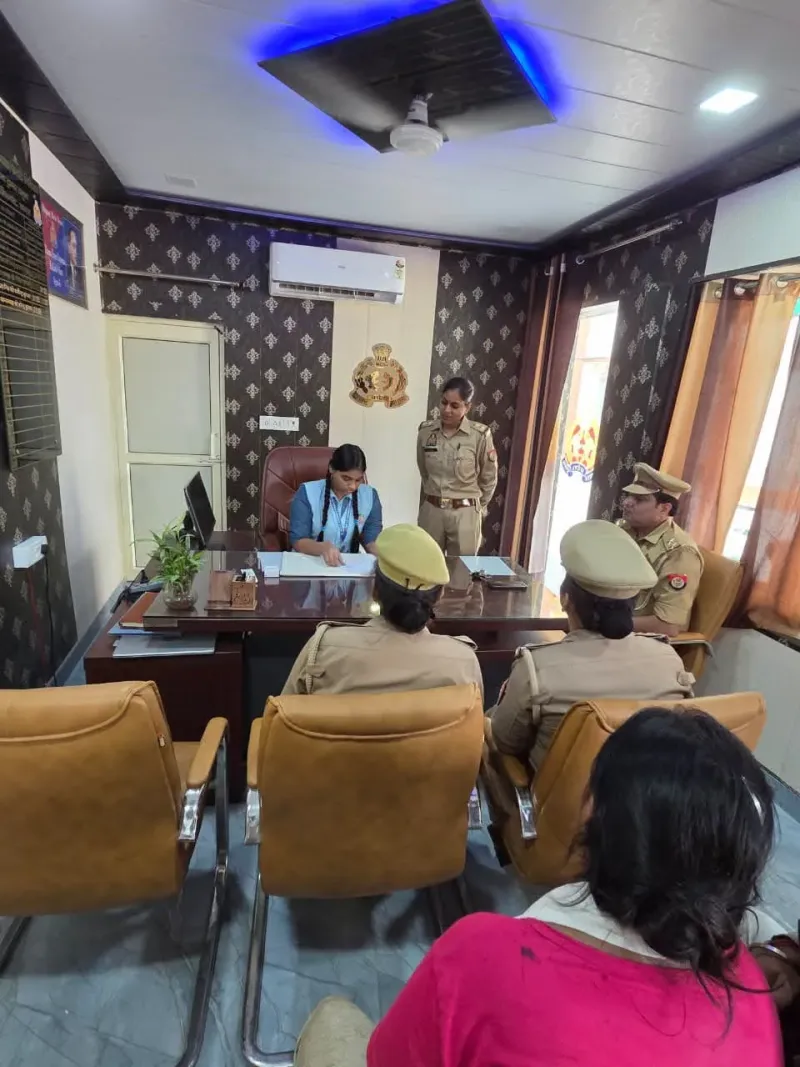 मिशन शक्ति अभियान 6.0 के तहत ट्रांस यमुना थाने की एक दिन की प्रभारी बनी जाह्नवी कुशवाह, सुनी समस्याएं