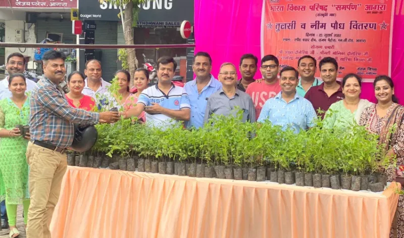 भाविप समर्पण ने किया तुलसी व नीम की पौध का वितरण