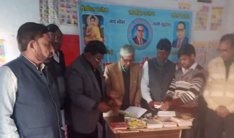 डॉ बी आर अम्बेडकर चैरिटेबल ट्रस्ट आगरा ने निर्धन छात्र/छात्राओं को बांटी पाठन सामिग्री