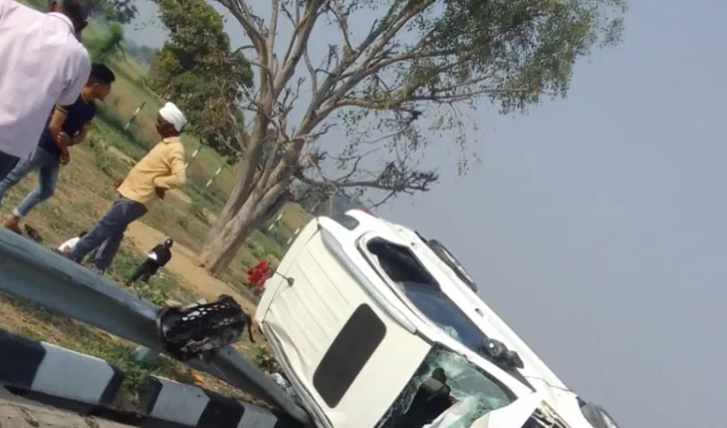 आगरा लखनऊ एक्सप्रेस वे पर एक एक्सीडेंट में 5 लोगों की मौत