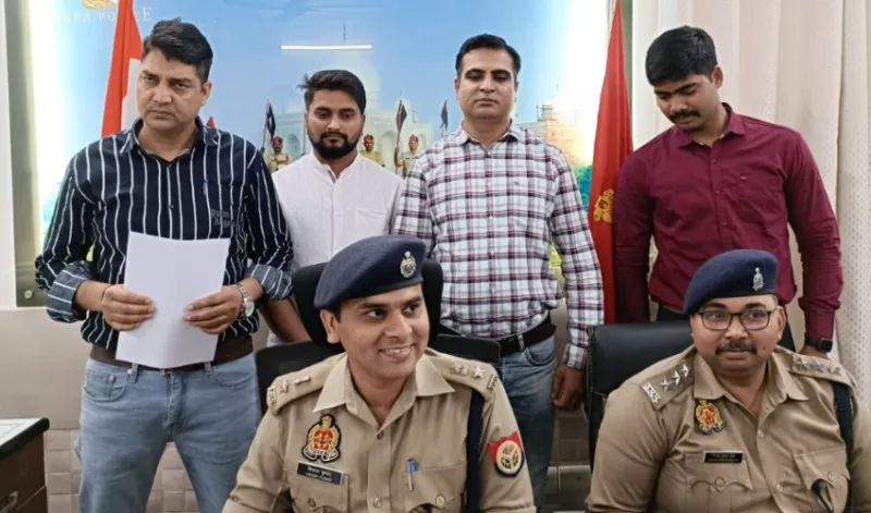 आगरा पुलिस ने लौटाए लोगों के खोए हुए 51 मोबाइल