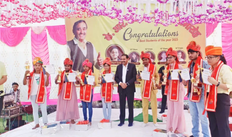 केआरएस ग्रुप ने दसवीं तथा बारहवीं के मेधावी छात्र छात्राओं को किया सम्मानित