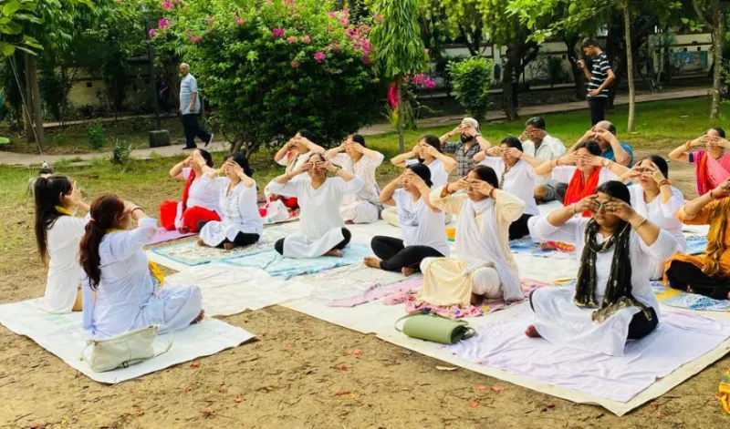 आवास विकास कालोनी का सेंट्रल पार्क हुआ योगमय, स्वस्थ रहने के लिए दिया योग का संदेश