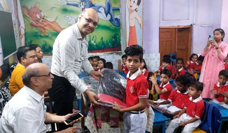 संस्था ने जरूरत मंद बच्चों को बांटे बैग और किताब कॉपी,सर्टिफिकेट्स देकर किया उत्साहवर्द्धन