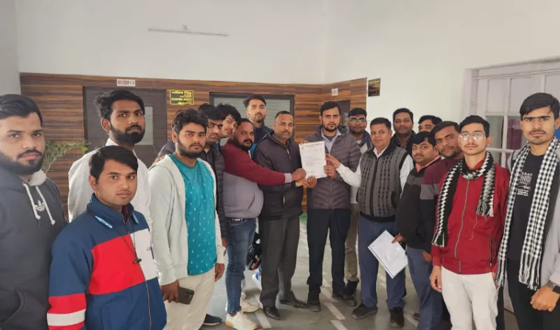 फार्मासिस्टों ने अपनी मांगों को लेकर औषधि आयुक्त अतुल उपाध्याय को दिया ज्ञापन