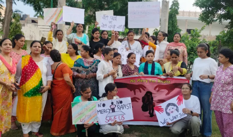 देश में बढ़ते बलात्कारों के विरोध में महिलाओं ने निकाला जलूस