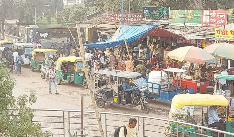 रेलवे स्टेशन के बाहर ‘कब्जों का साम्राज्य’, प्रशासन मूकदर्शक