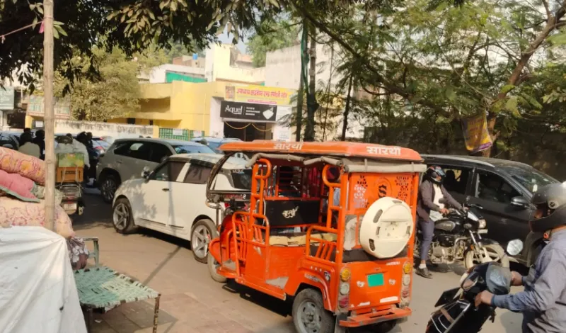 मेट्रो लाइन के कारण मुगल रोड पर लगता है आए दिन जाम