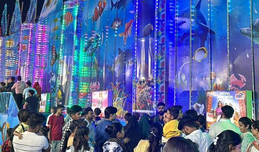 एशिया का प्रथम फिश टनल मेला लगा आगरा में,देखने को उमड़ी भारी भीड़