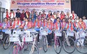 कन्या पूजन के साथ बेटियों को मिली साइकिल, शिक्षा की राह हुई आसान