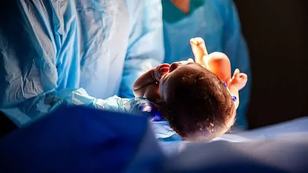 माँ,मेरा क्या कसूर था..: जन्म के तुरंत बाद ही शौचालय में फैका नवजात कों, मौत