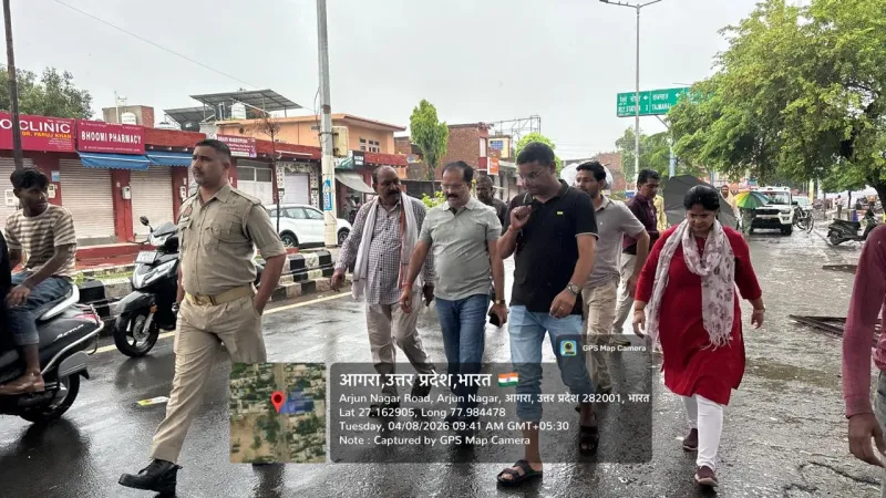 भारी बारिश से आगरा नगर निगम रहा चौकन्ना,अधिकारियों सहित क्षेत्र का निरीक्षण करते नगर आयुक्त संतोष कुमार वैश्य