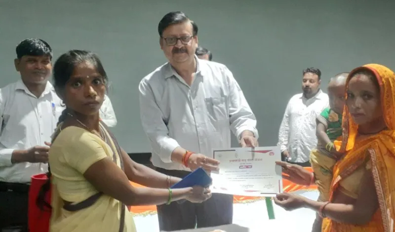 सूरसदन प्रेक्षागृह में अधिकारियों और लाभार्थियों ने सुनी पीएम की बात